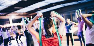 Bezpieczne ćwiczenia fitness dla seniorów: zasady i wskazówki