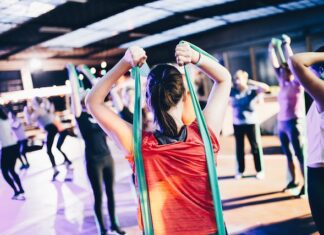 Bezpieczne ćwiczenia fitness dla seniorów: zasady i wskazówki