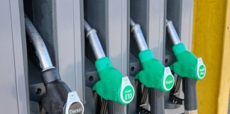 Jak wlać benzynę do zapalniczki? Jak wlać benzynę do zapalniczki?
